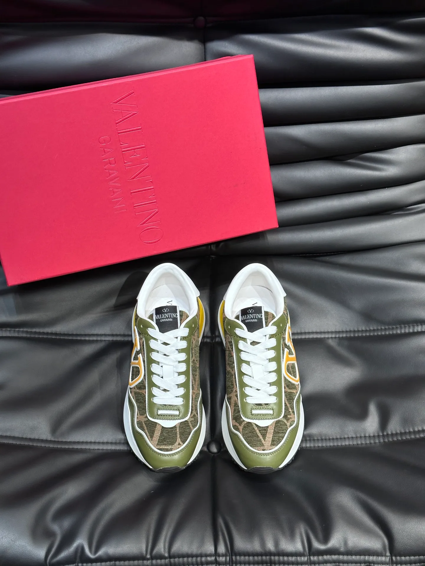 P540💰 Product trademark: VALENTINO "Valentino" Regular size: 38-44 [45 customized] Product materials: Warren men's casual sports shoes, made of multi-material splicing, calf leather stitched with suede cowhide, fabric mesh upper, fabric tongue decorated with brand badge, rubber rivet decorative details on the heel, rivet rubber outsole, non-slip, wear-resistant and shock-absorbing, pure cotton inner foot pad, comfortable and breathable, comes with original box packaging bag!